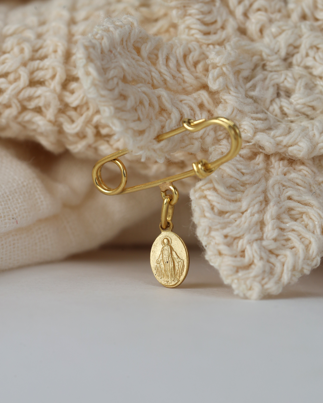 Alfinete Nossa Senhora Graças em Ouro Amarelo 18K