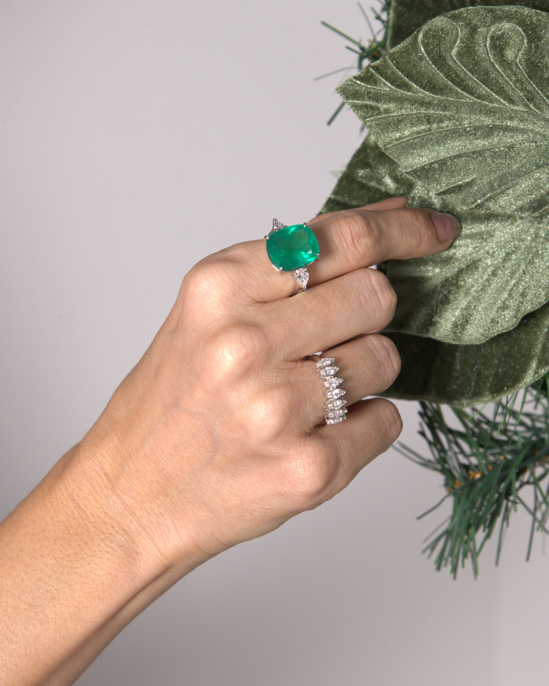 Anel CUSHION Esmeralda e Diamantes Gotas em Ouro Branco 18K