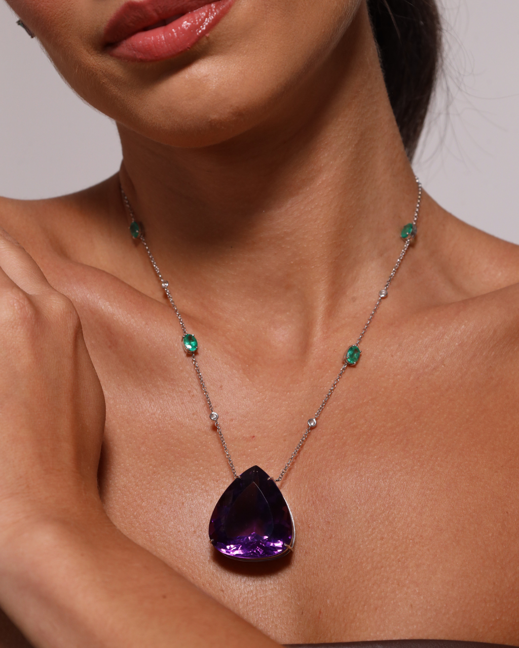 Colar Gota Grande Ametista e Esmeraldas em Ouro Branco 18K