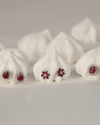 Brinco Mini Flor Rubi Infantil e Brilhantes em Ouro Branco 18K