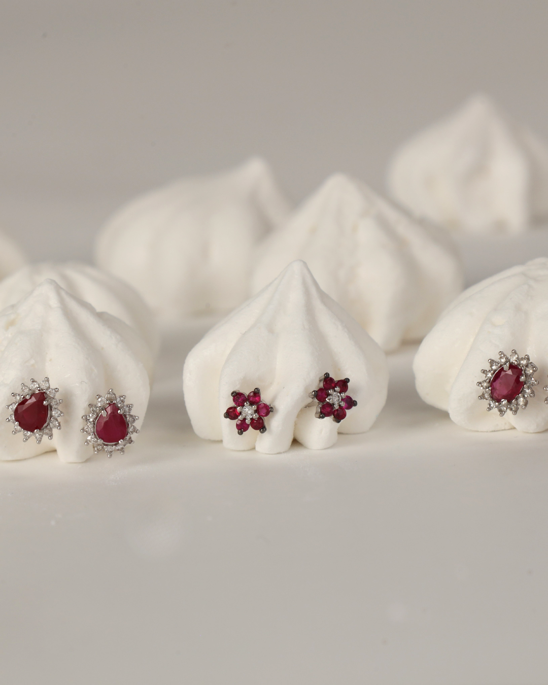 Brinco Mini Flor Rubi Infantil e Brilhantes em Ouro Branco 18K