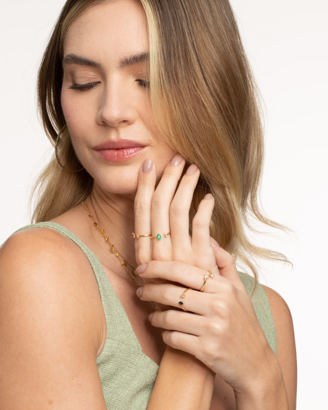 Anel LIGHT Rubi 12pt e 2 Diamantes 3pt total em Ouro Amarelo 18k