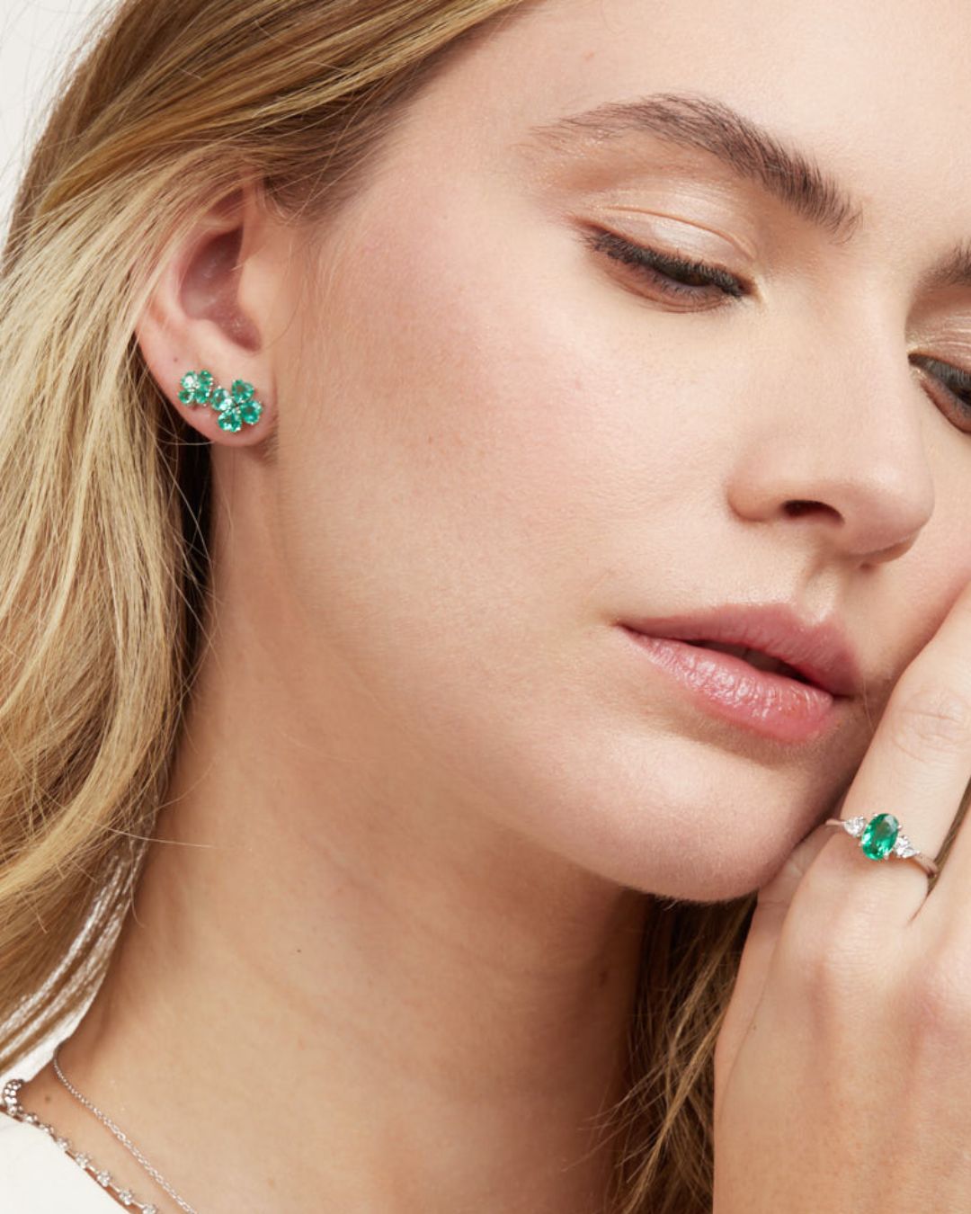 Brinco Trevo P Esmeraldas 3mm em Ouro Branco 18K