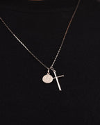 Pingente Cruz Lisa M em Ouro Branco 18K