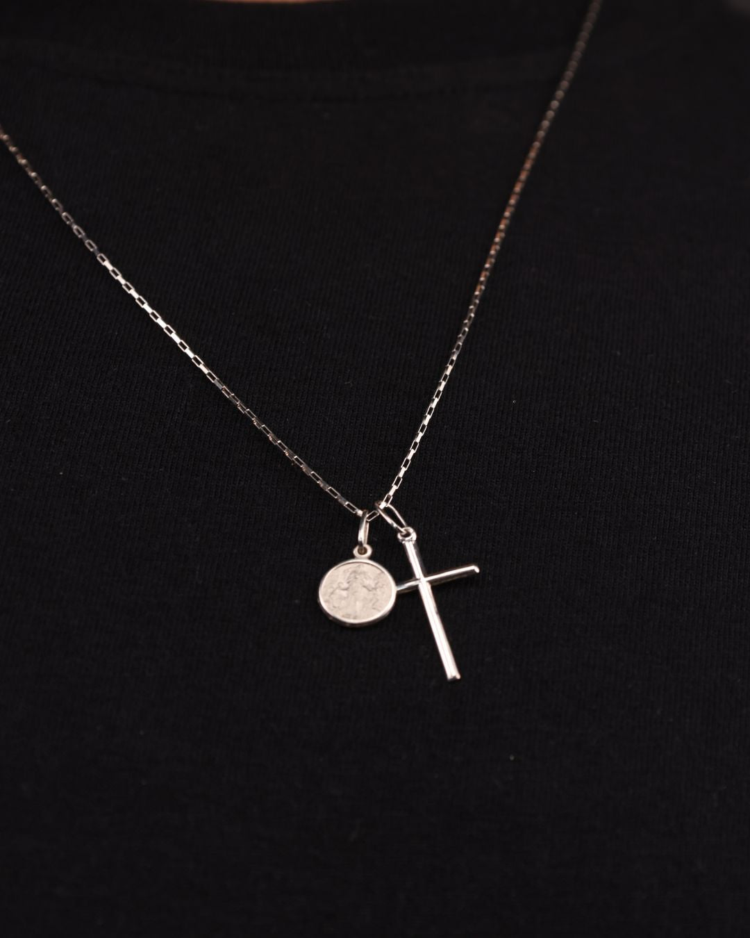 Pingente Cruz Lisa M em Ouro Branco 18K
