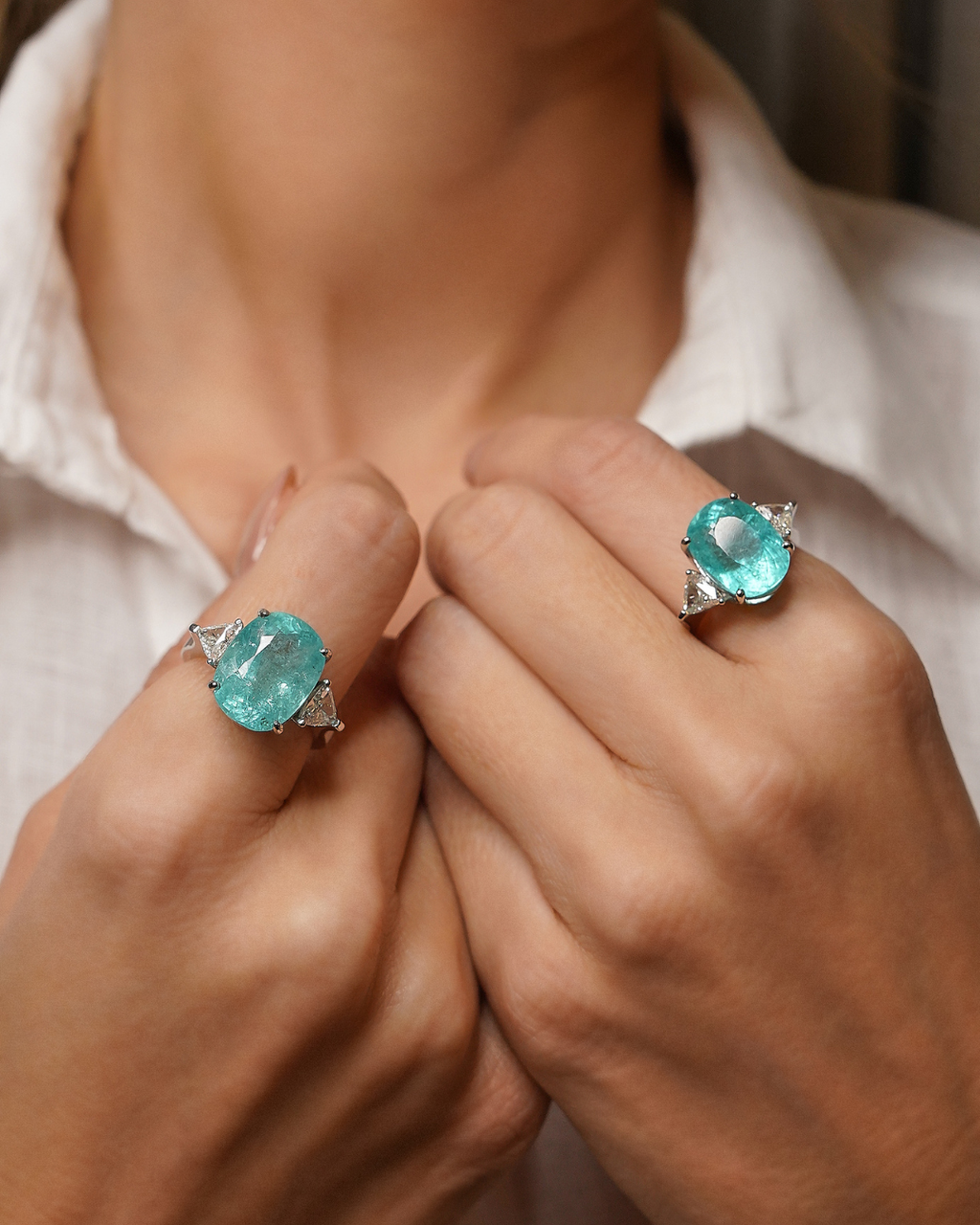 Anel Turmalina Paraíba Oval 2,2 ct e Diamantes Triangular 0,27 ct em Ouro Branco 18k